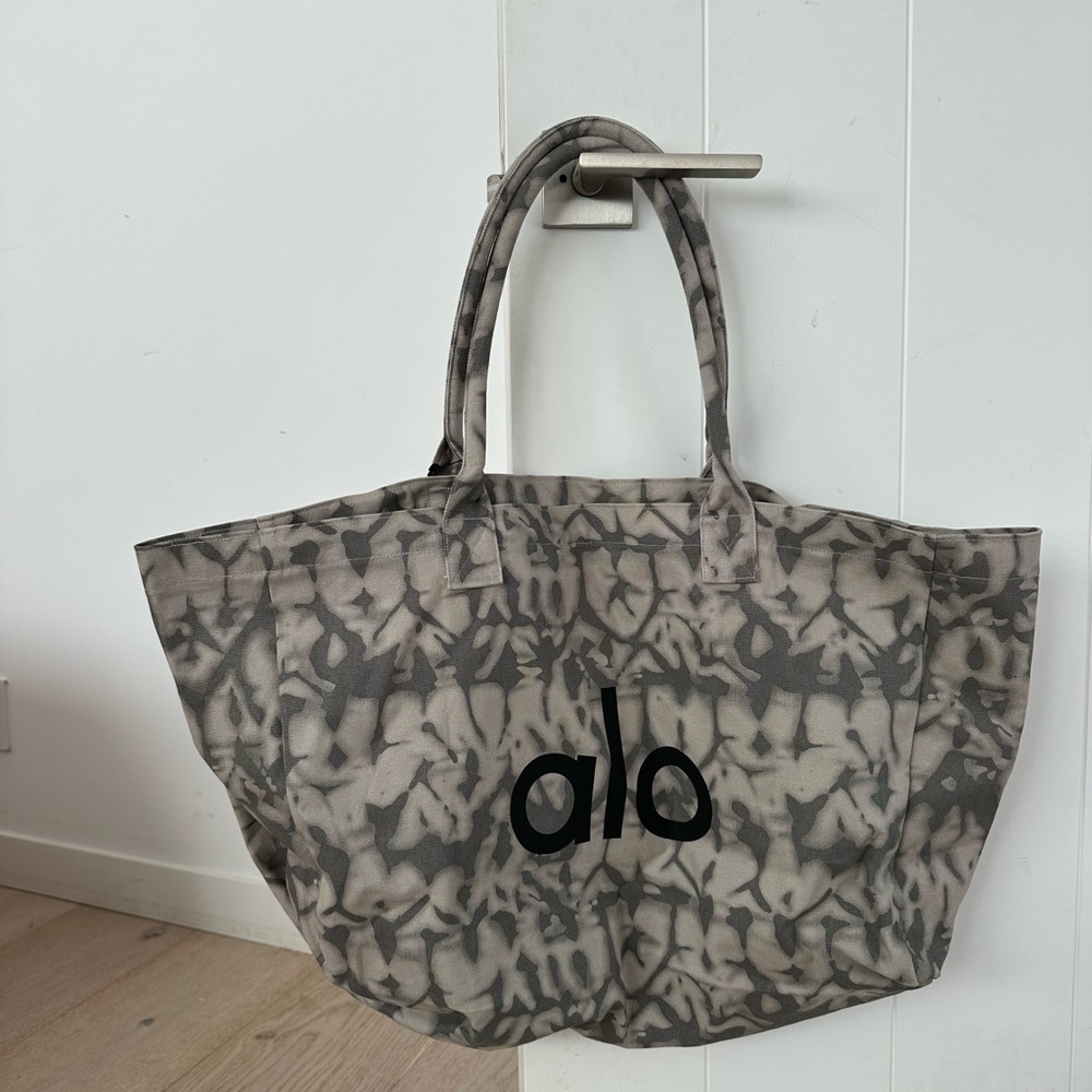 ALO Yoga Camouflage Gray Tote Bag - Picture 3 of 4